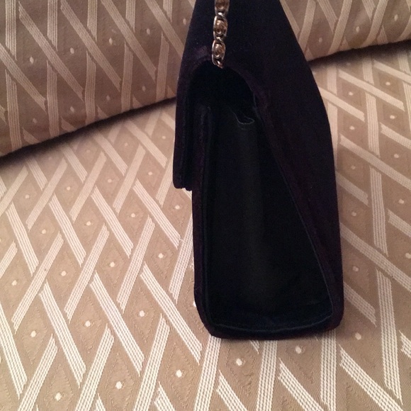 Velvet pearl evening bag with vintage chain design - Picture 6 of 8